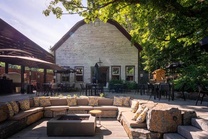 Domaine Jolivent à Lac-Brome — terrasse et bâtiment principal