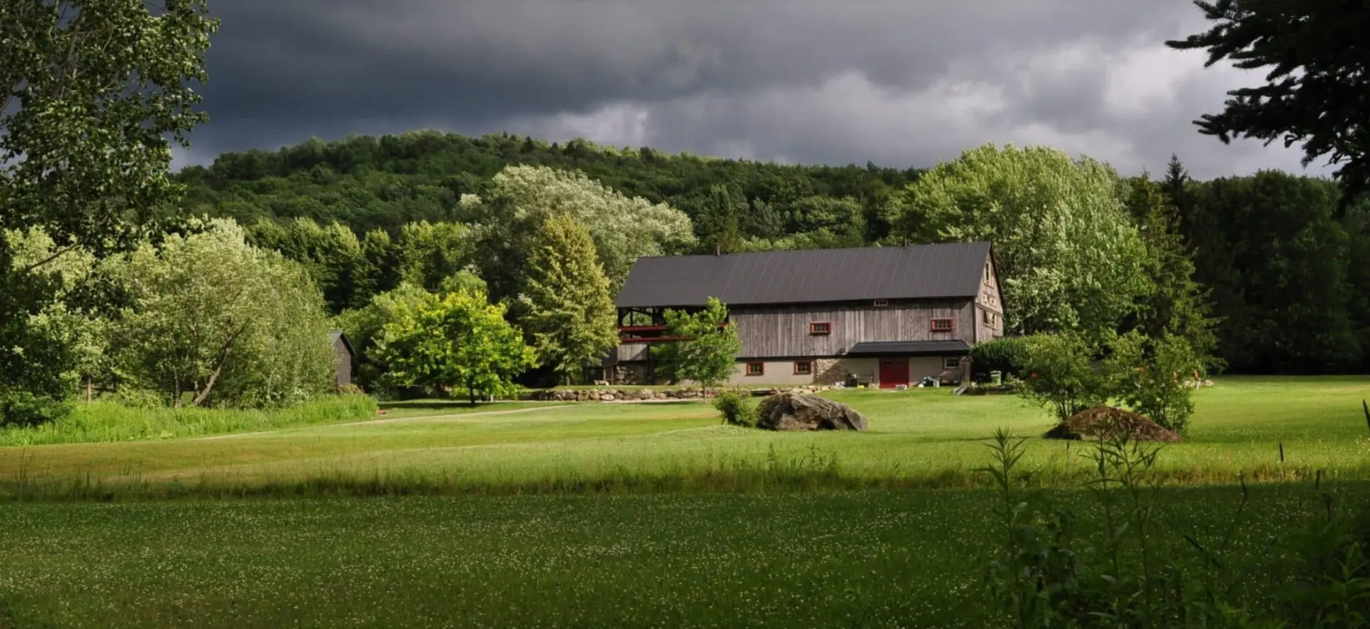 Ferme et vallées des Cantons-de-l'Est sous un ciel dramatique